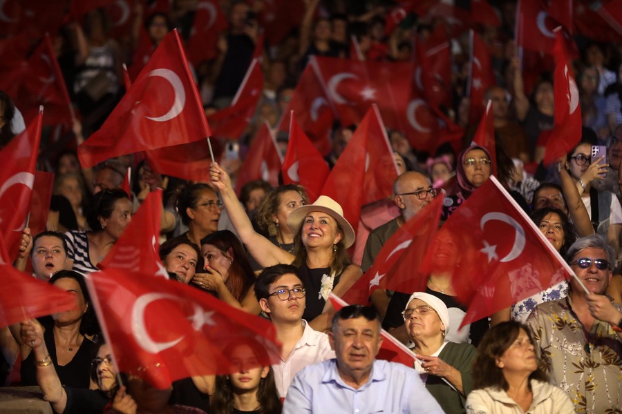 Zafer Kutlamaları Emel Sayın’la Taçlandı