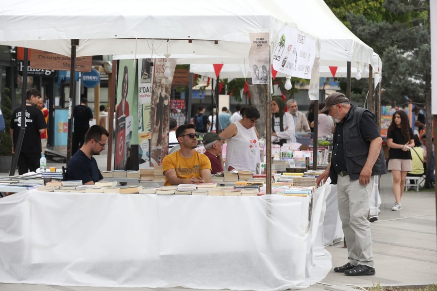 Yenimahalle'de Kitap Günlerine Yoğun İlgi